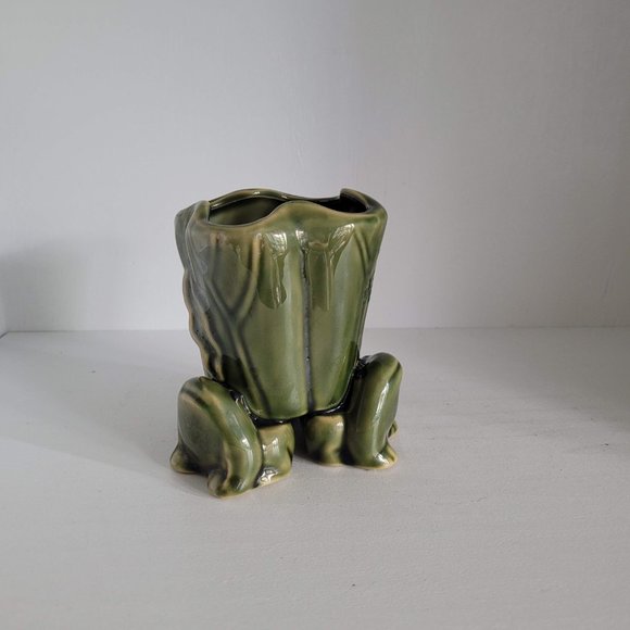 Small Avocado Green Frog Planter Vase Utensil Holder - Picture 2 of 10